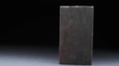 Koyu gri arkaplandaki ahşap harf baskısından yapılmış NEWS sözcüğünü döndürerek