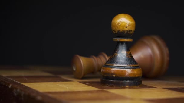 Šachová Hra Nad Konceptem Zaměřením Figurku Černého Pěšáka — Stock video
