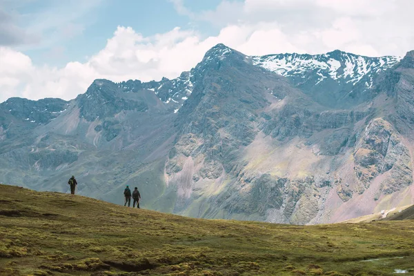 Peru Dağları Nda Yamaçta Yürüyüşçüyle Dağ Manzarası — Stok fotoğraf