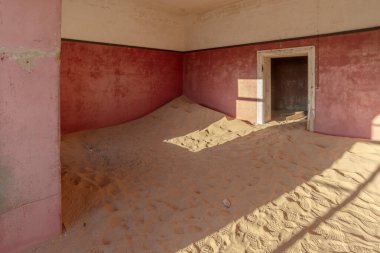 Kolmanskop kasabası Namibya 'da kalın kum tabakasıyla kaplı bir oda.