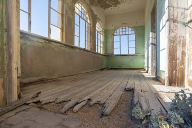 Namibi 'nin güneyindeki Kolmanskop kasabasından terk edilmiş bir bina.