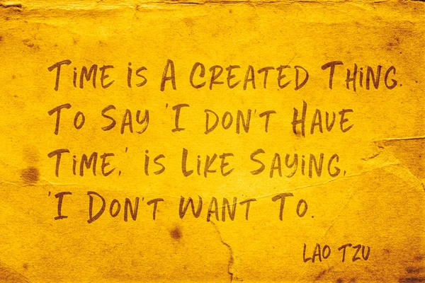 时间是造物主 中国古代哲学家老子的名言印在黄纸上 — 图库照片