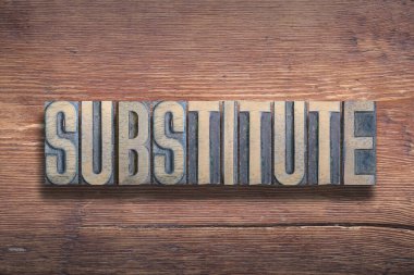 Eski verniklenmiş ahşap yüzey üzerinde birleştirilmiş yedek kelime