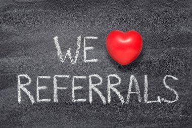 Tahtaya kırmızı kalp sembolü ile yazılmış referans cümlelerine bayılırız.