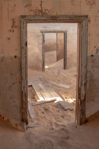 Edificio Abbandonato Interno Con Pavimento Coperto Sabbia Del Deserto Dalla — Foto Stock