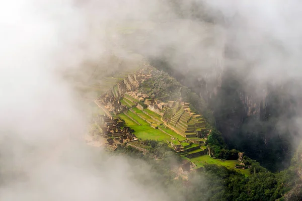 Ver Uitzicht Machu Picchu Ruïnes Door Witte Wolken Peru — Stockfoto