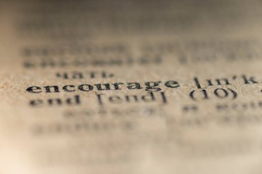 Vintage sözlükte basılan teşvik kelimesine odaklan