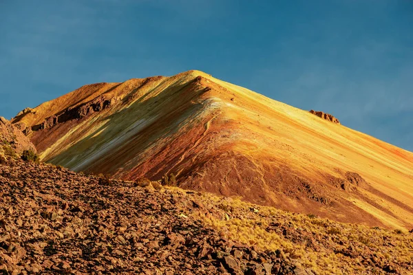 Kleurrijke Bergkam Van Tunupa Vulkaan Door Zonnige Ochtend Bolivia — Stockfoto