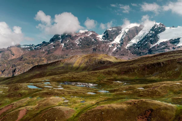 Güneşli Sabahta Bahar Peru Dağları Manzarası — Stok fotoğraf