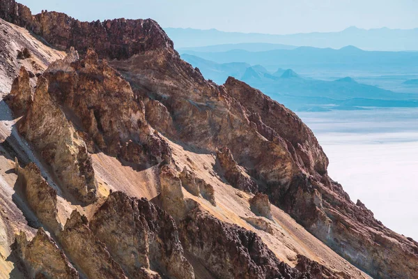 Rotsachtige Steile Berglandschap Met Verre Bergkammen Achtergrond Van Bolivia — Stockfoto