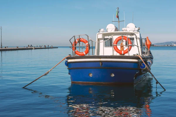 Barco Pesca Amarrado Cerca Del Muelle Por Día Soleado Brillante —  Fotos de Stock