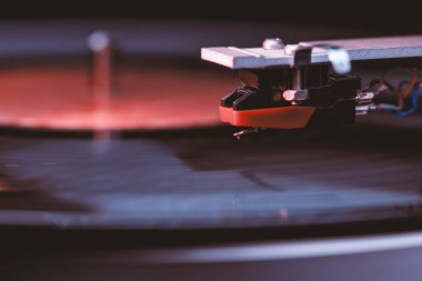 Stylus üzerine odaklı vintage turntable parçası