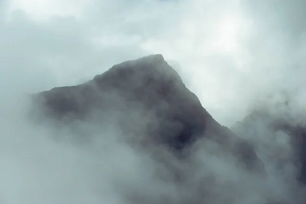 Brouillard Profond Déplaçant Travers Crête Montagne Pérou — Photo