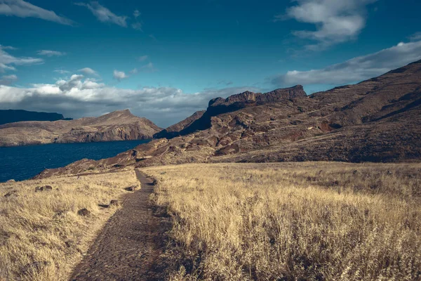 Madeira Adası Nın Vahşi Dağ Manzarası Uzaklarda Yürüyüş Yolları Var — Stok fotoğraf