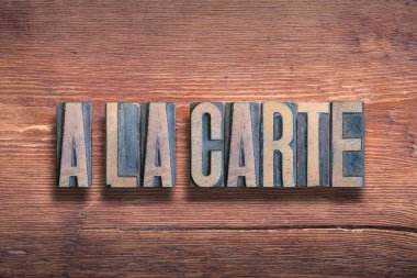 Bir la kart, genel olarak kullanılan Fransızca ifade - kartta, menüde, eski verniklenmiş ahşap yüzey ile birleştirilmiş