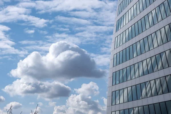 Kék Fehér Felhők Mögött Hatalmas Üvegfal Modern Felhőkarcoló Városban — Stock Fotó