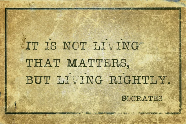 重要的不是生活 而是正确的生活 古希腊哲学家苏格拉底的名言印在陈腐的老式纸板上 — 图库照片
