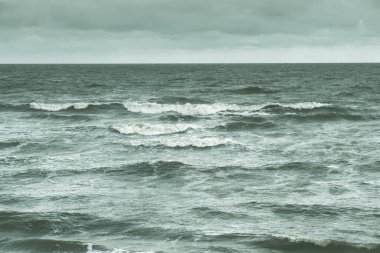 Koyu tonlar dramatik fırtınalı deniz manzarası 