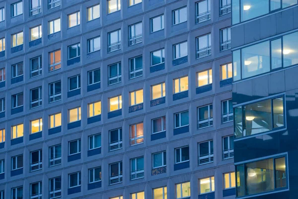 Padrão Janelas Crepúsculo Cidade Moderna — Fotografia de Stock