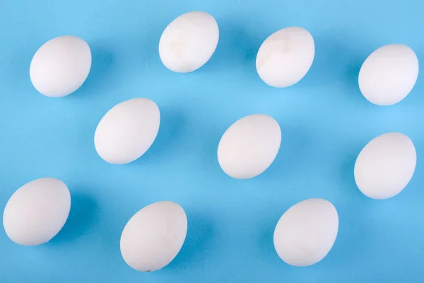 Dez Ovos Brancos Fundo Azul Claro — Fotografia de Stock