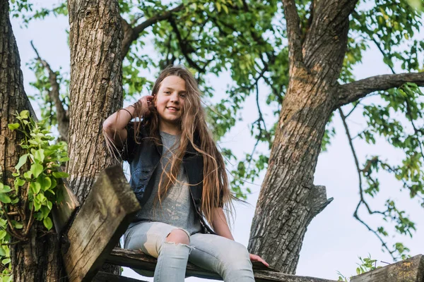 Счастливая Девочка Подросток Сидящая Деревянной Террасе Устроенной Ветках Деревьев — стоковое фото