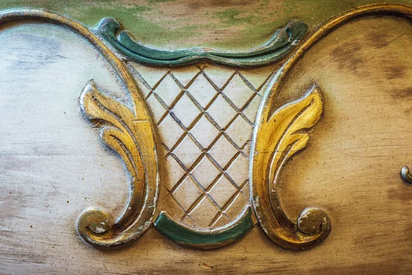 Geschnitzte Dekorationen Auf Der Holzoberfläche Antiker Italienischer Kleiderschränke — Stockfoto