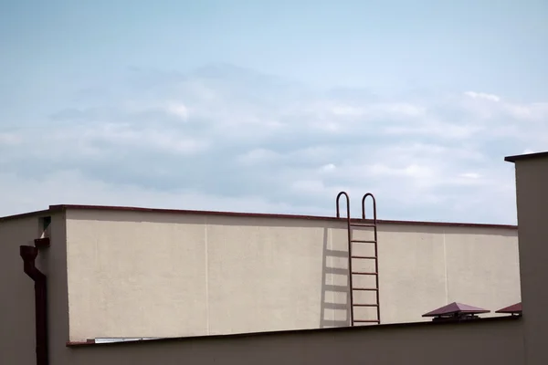 Dak met een ladder — Stockfoto