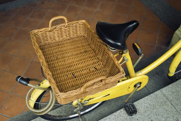 Basket on bike — Stock Photo, Image