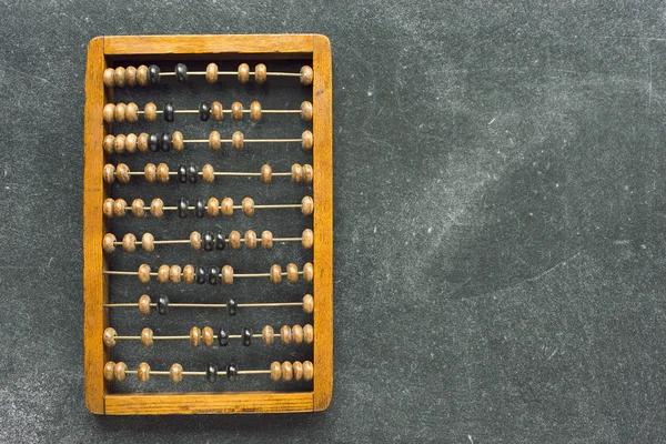 Abacus sobre chalkboard — Fotografia de Stock