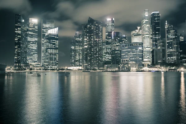 Singapore skyline van de nacht — Stockfoto