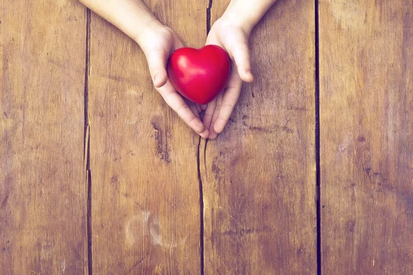 Corazón en las manos — Foto de Stock