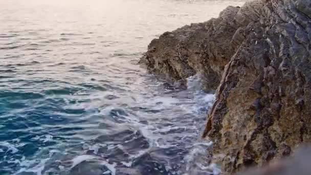 Felsen vom Meer angespült — Stockvideo