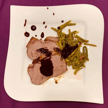 Frisches Roastbeef mit Bohnen an Rotweinthymian Jus