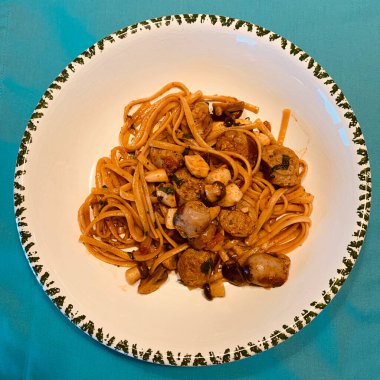 Bratwurst mit Pilzen auf Linguine