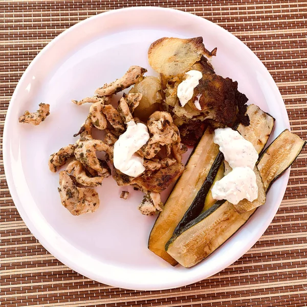 Kleines Leichtes Abendessen Fuer Den Sommer Geschmorgelte Kartoffel Und Zuchinischeiben —  Fotos de Stock