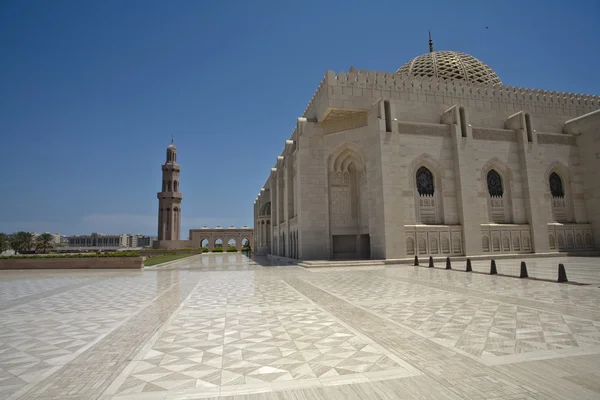 La gran sala de oración de la Gran Mezquita del Sultán Qaboos — Foto de Stock