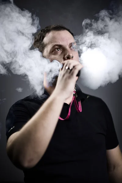 Vaping adam vape bulutları. — Stok fotoğraf