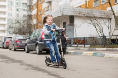 Kız bir tekme scooter üzerinde.