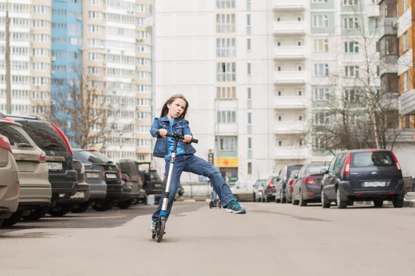 Menina em uma scooter pontapé . — Fotografia de Stock