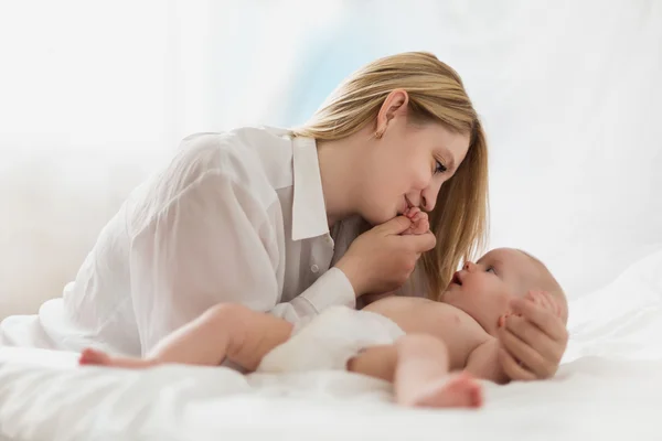 Mère avec son nouveau-né — Photo