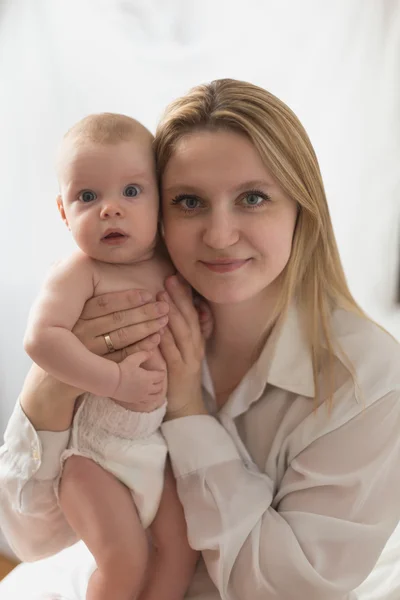 Mor med sin nyfödda baby — Stockfoto