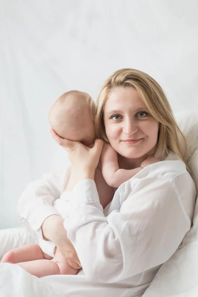 Az újszülött gyermekét anyja — Stock Fotó