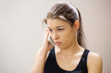 Cep telefonu olan kadın..