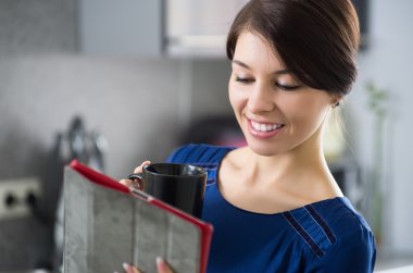 Tablet pc ile sabah ev kadını