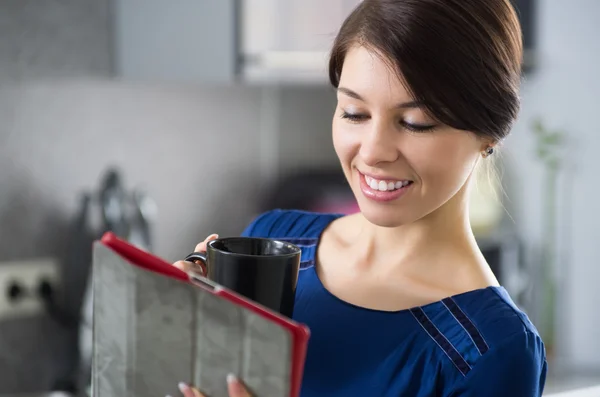 Hausfrau am Morgen mit Tablet-PC — Stockfoto