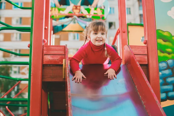 Gadis kecil di taman bermain. — Stok Foto