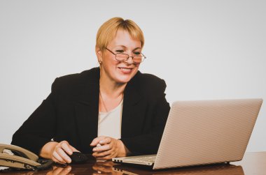 Olgun iş kadını gülümseyen