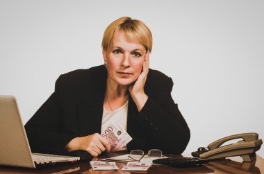 Olgun işkadını para sayma