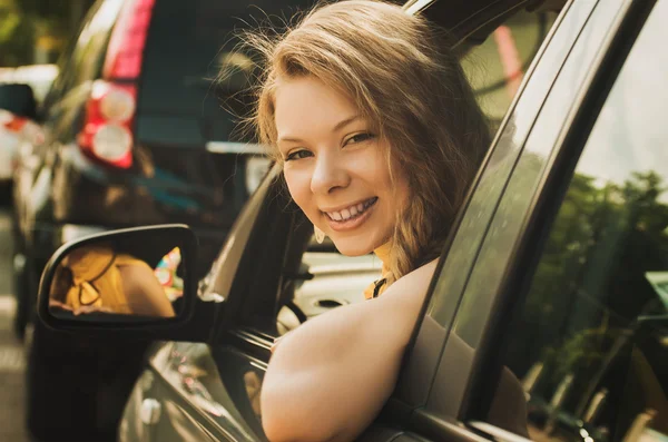 Vrouw in auto — Stockfoto