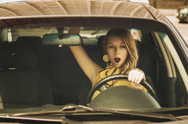 Vrouw in auto — Stockfoto